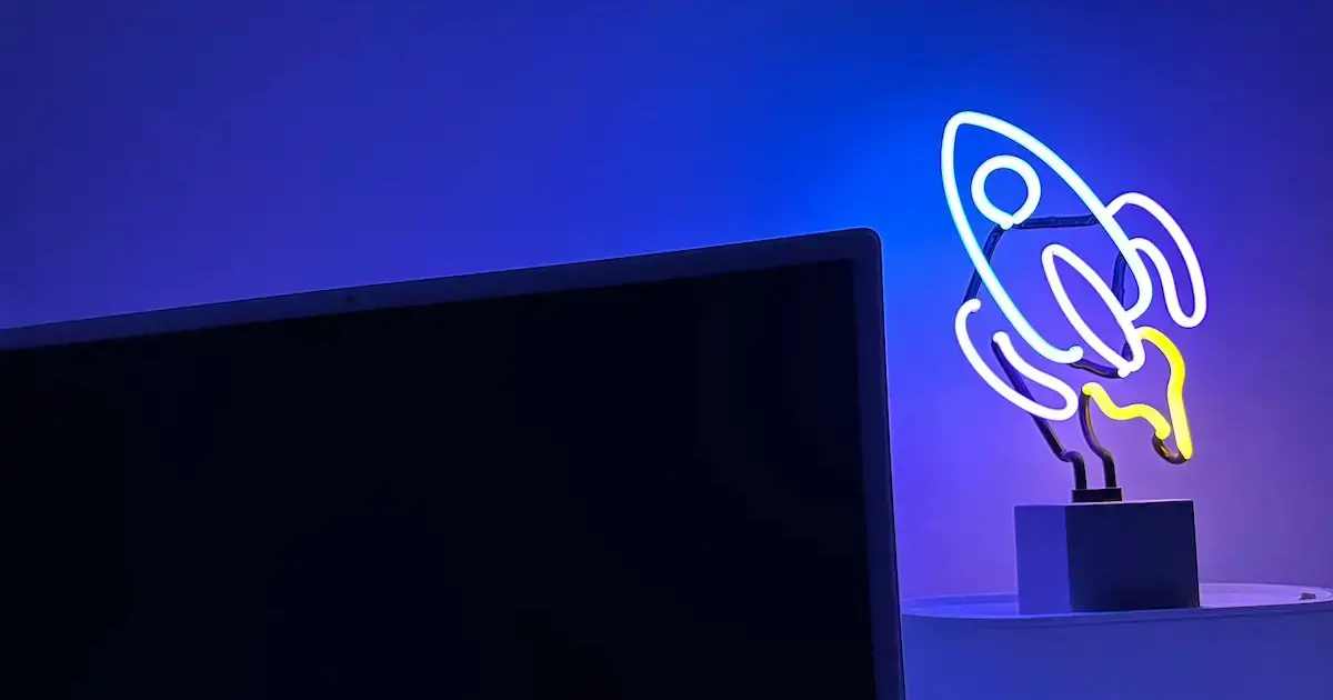 Workspace mit Neon-Rakete als Symbol für Performance und Landingpage-Launch – maxWapp